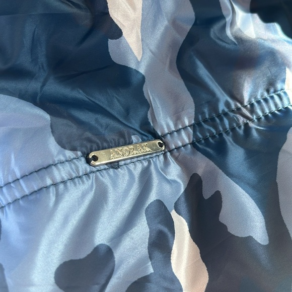 Anorak blue camouflage puffer cosmetics travel case with handle - Picture 2 of 6